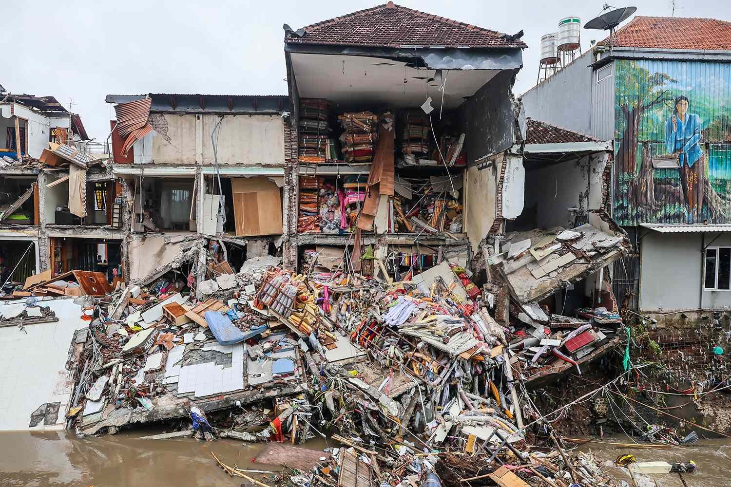 Banjir Bandang Menewaskan 15 Orang, 10 Orang Hilang dan Memicu Tanah Longsor Saat Upaya Penyelamatan Berlanjut