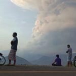 Gunung Lewotobi Laki Laki di Indonesia mengeluarkan awan panas yang menjulang tinggi