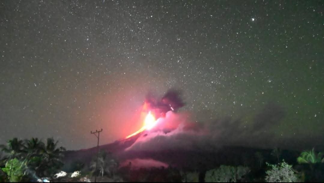 Gunung berapi Lewotobi Lakilaki (Pulau Flores, Indonesia): letusan besar disertai aliran lava