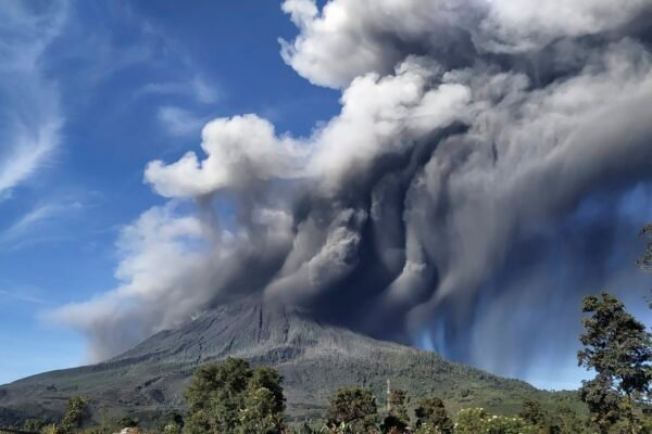 Gunung berapi Sinabung di Indonesia memuntahkan semburan abu panas baru