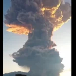 Gunung berapi meletus di Indonesia, menyemburkan abu panas 10.000 meter ke langit | Tonton