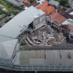 Sedikitnya 65 siswa diduga terkubur di bawah reruntuhan sekolah di Indonesia yang runtuh