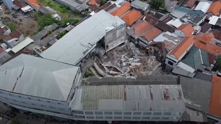 Sedikitnya 65 siswa diduga terkubur di bawah reruntuhan sekolah di Indonesia yang runtuh