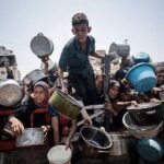 Warga Gaza mengatakan kepada BBC tentang ketakutan mereka akan serangan udara sementara badan-badan bantuan menyebut rencana tersebut sebagai 'pengalih perhatian yang aneh' - laporan langsung