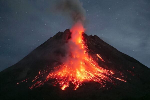 Gunung berapi Gunung Ruang di Indonesia meletus 5 kali berturut-turut: 10 berita terpopuler - penutupan bandara, peringatan tsunami dan banyak lagi