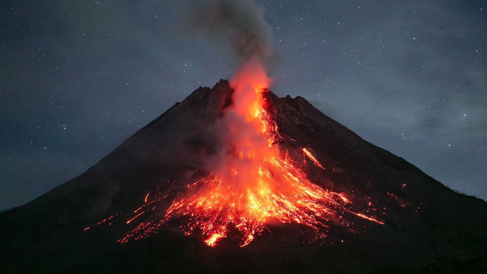 Gunung berapi Gunung Ruang di Indonesia meletus 5 kali berturut-turut: 10 berita terpopuler - penutupan bandara, peringatan tsunami dan banyak lagi
