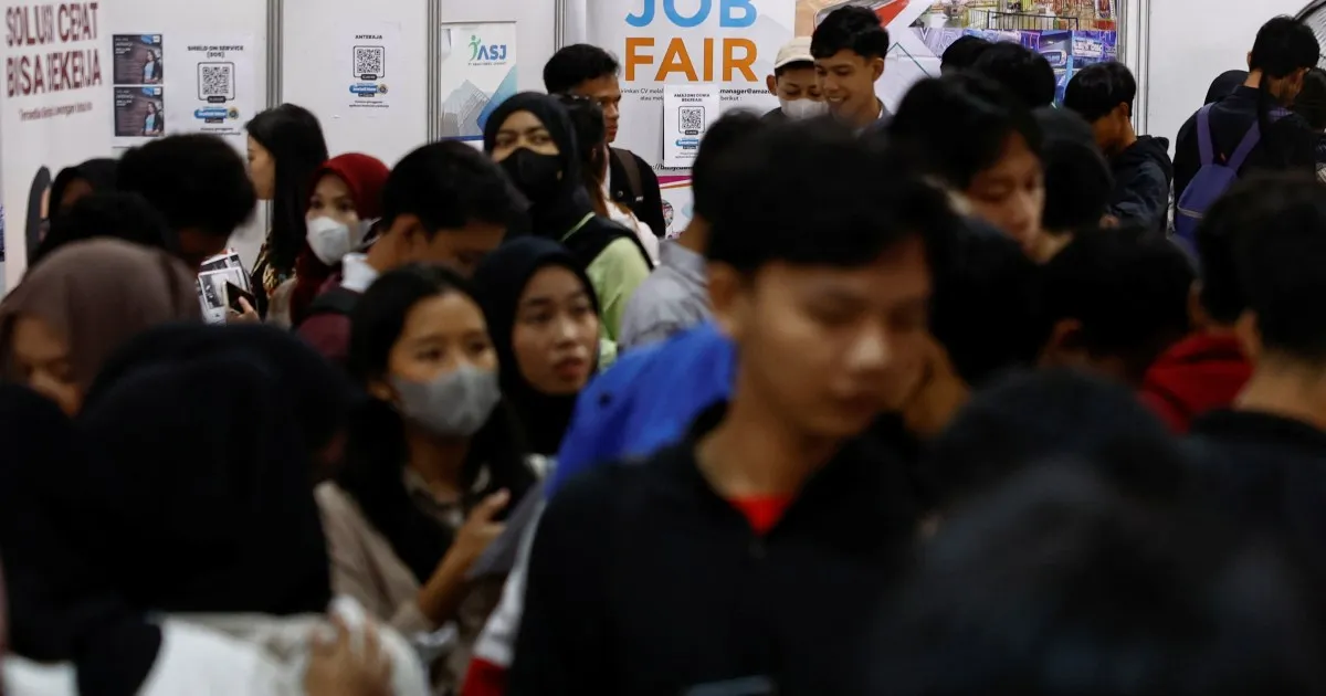 Indonesia memiliki 44 juta anak muda. Sulit sekali mendapatkan pekerjaan untuk mereka