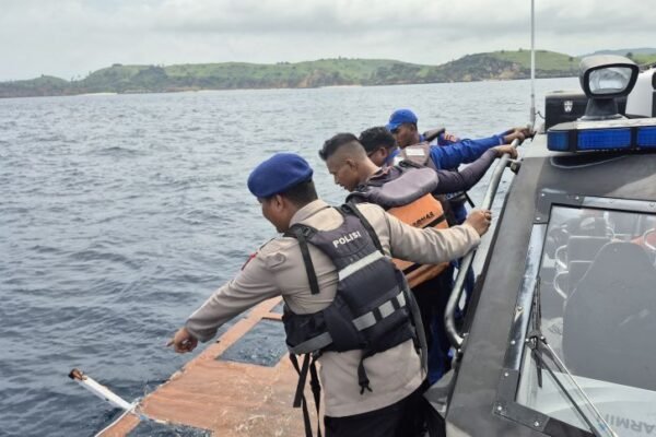 Tim penyelamat Indonesia mencari pelatih sepak bola Spanyol dan 3 anak setelah kapal wisata tenggelam