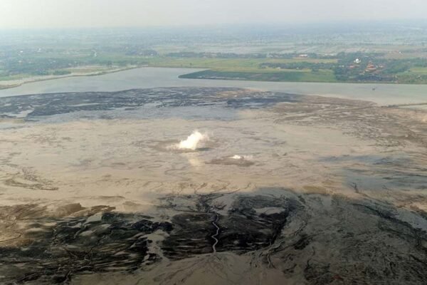 Aliran lumpur panas meletus di sebuah desa di Sumatera Utara, Indonesia, memicu kekhawatiran akan terjadinya bencana serupa dengan Lapindo.