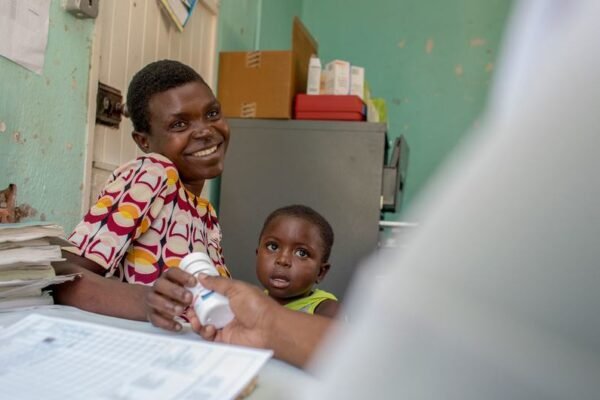 Berita Dunia Singkat: Anak-anak terdampak oleh kekurangan dana HIV, ancaman terhadap sistem peradilan Pakistan, dan diskriminasi terhadap minoritas.