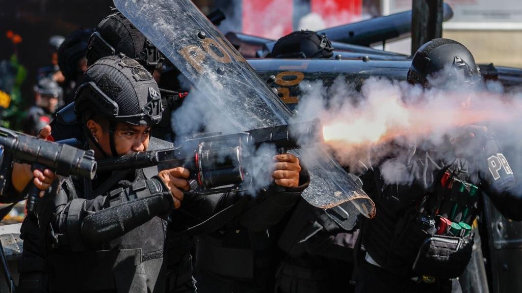 Demonstrasi meletus di seluruh Indonesia setelah seorang pengemudi layanan berbagi tumpangan tewas dalam demonstrasi.