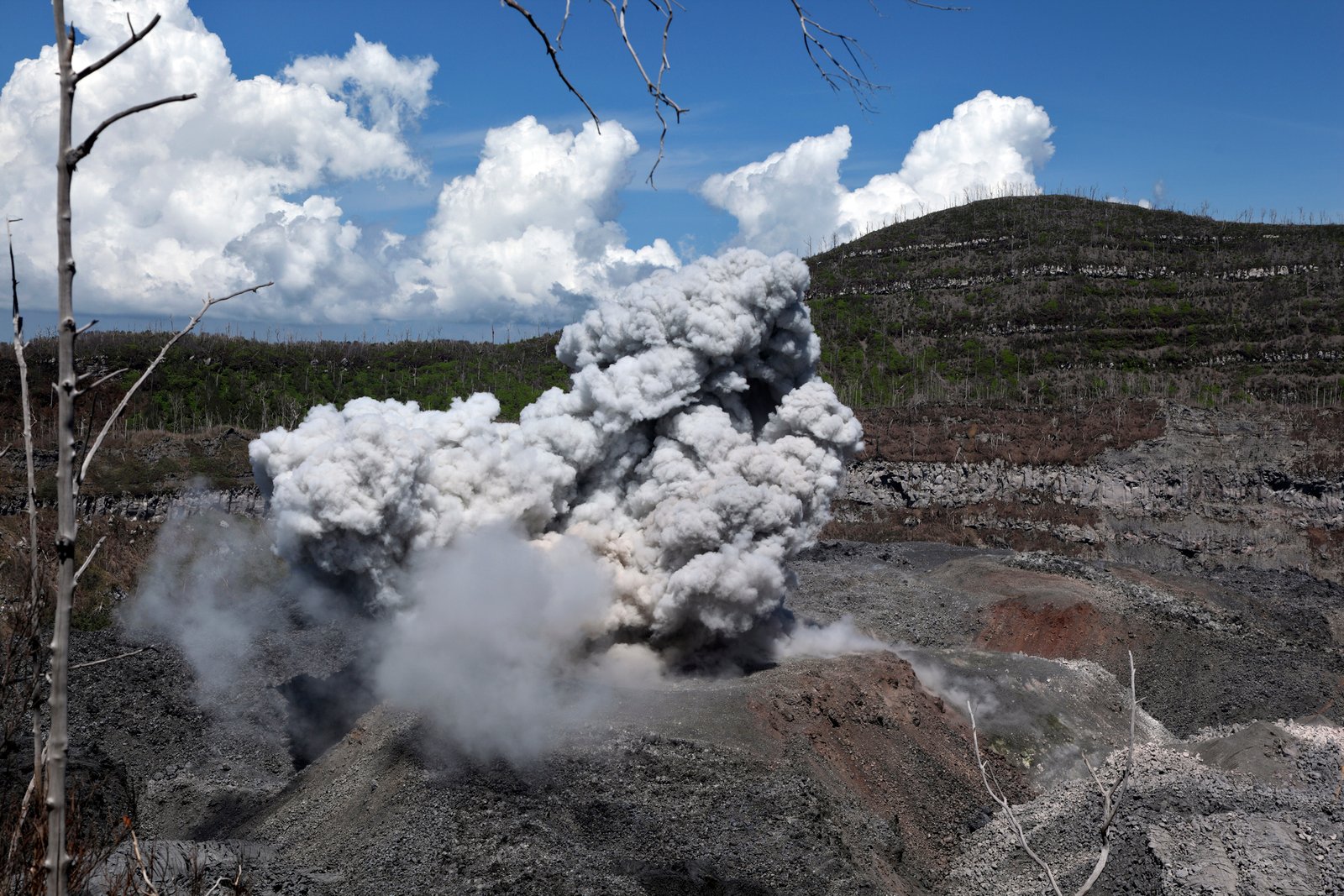 Gunung Ibu di Indonesia meletus dua kali, memuntahkan lava berwarna merah.