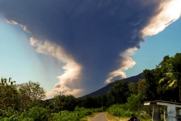 Gunung Lewotobi Laki Laki di Indonesia meletus, memuntahkan abu panas membara setinggi 11 mil dan menyebabkan pembatalan penerbangan.