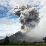 Gunung berapi di bagian barat Indonesia melontarkan semburan abu panas yang kuat ke udara - Nasional