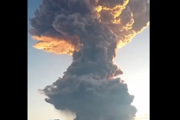 Gunung berapi meletus di Indonesia, memuntahkan abu panas setinggi 10.000 meter ke langit | Tonton