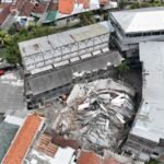 Indonesia: Upaya penyelamatan darurat untuk menyelamatkan puluhan orang yang masih terjebak setelah runtuhnya asrama sekolah menengah atas yang menewaskan tiga orang.