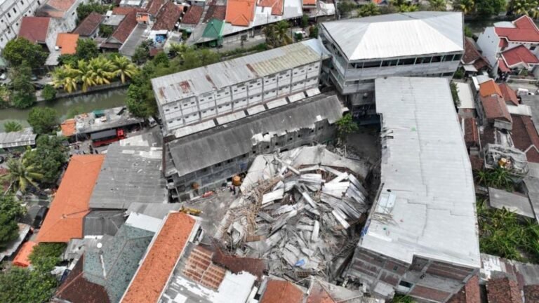 Indonesia: Upaya penyelamatan darurat untuk menyelamatkan puluhan orang yang masih terjebak setelah runtuhnya asrama sekolah menengah atas yang menewaskan tiga orang.