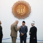 Menteri Pertahanan Indonesia menyoroti hubungan dengan Bosnia melalui kunjungan ke masjid.
