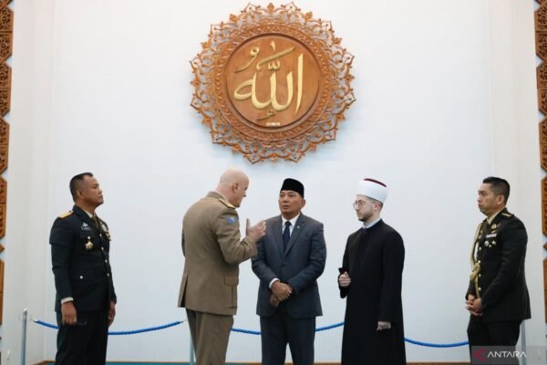 Menteri Pertahanan Indonesia menyoroti hubungan dengan Bosnia melalui kunjungan ke masjid.
