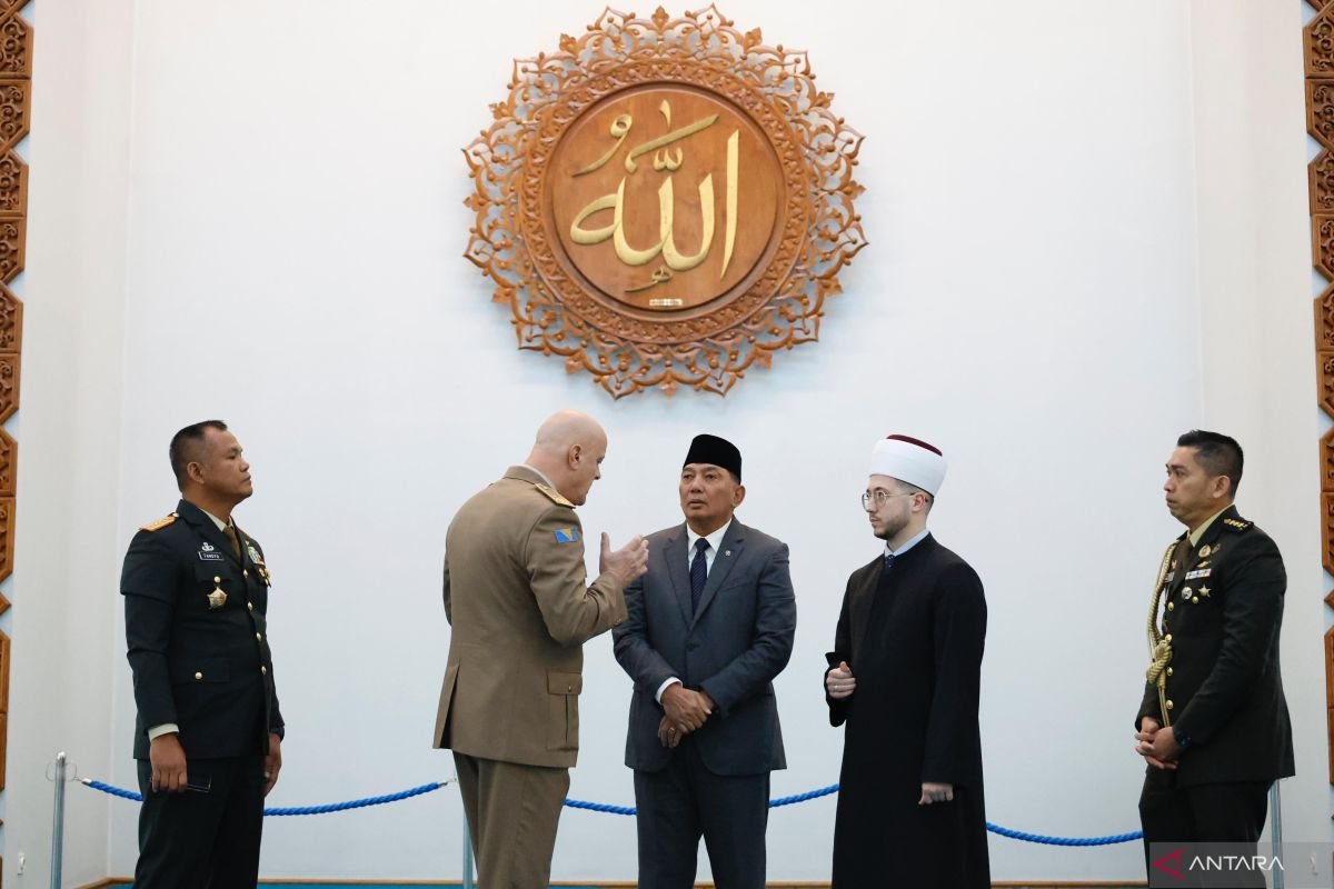 Menteri Pertahanan Indonesia menyoroti hubungan dengan Bosnia melalui kunjungan ke masjid.