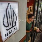 Sertifikasi halal wajib di Indonesia akan mencakup makanan dan kosmetik.
