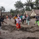 Warga yang tinggal di sekitar gunung berapi di Indonesia menghadapi kehancuran.