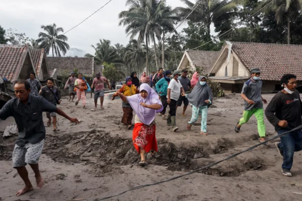Warga yang tinggal di sekitar gunung berapi di Indonesia menghadapi kehancuran.