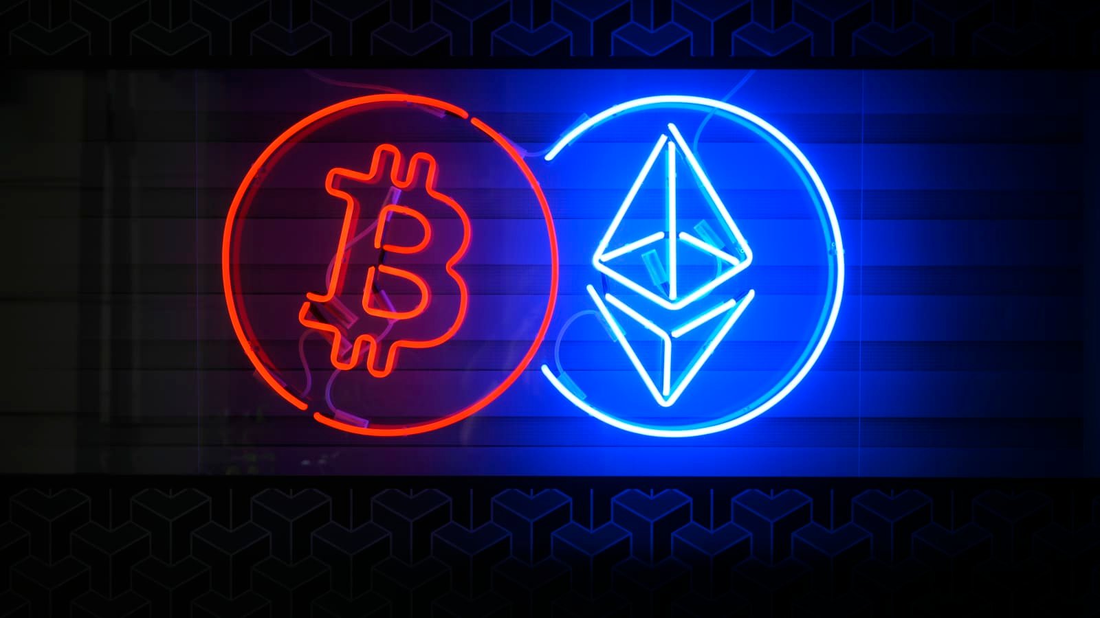 Bitcoin tetap di atas $100.000 sementara ether melonjak ke level tertinggi dalam seminggu sejak 2021.