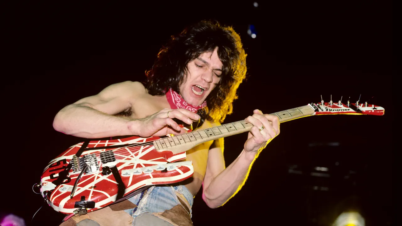 Eddie Van Halen mengalami diskriminasi rasial saat tumbuh besar sebagai anak campuran ras dari seorang ibu Indonesia, kata David Lee Roth.