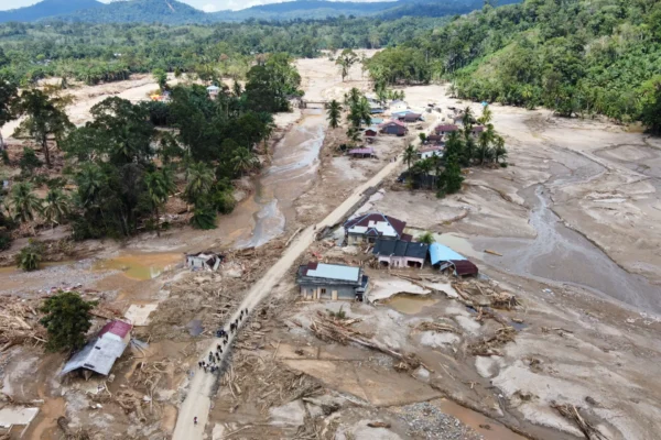 Korban banjir di Indonesia berusaha bangkit kembali setelah rumah dan mata pencaharian mereka hanyut terbawa banjir.