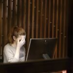 Mengalami sakit kepala dan nyeri leher yang terus-menerus? Seorang dokter menjelaskan mengapa 'ketinggian layar yang tidak sejajar' bisa menjadi penyebabnya.