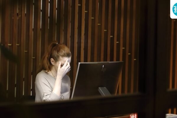 Mengalami sakit kepala dan nyeri leher yang terus-menerus? Seorang dokter menjelaskan mengapa 'ketinggian layar yang tidak sejajar' bisa menjadi penyebabnya.