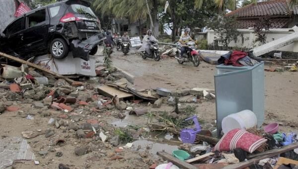 Perbarui: Indonesia mencari korban tsunami; jumlah korban tewas mencapai 373.