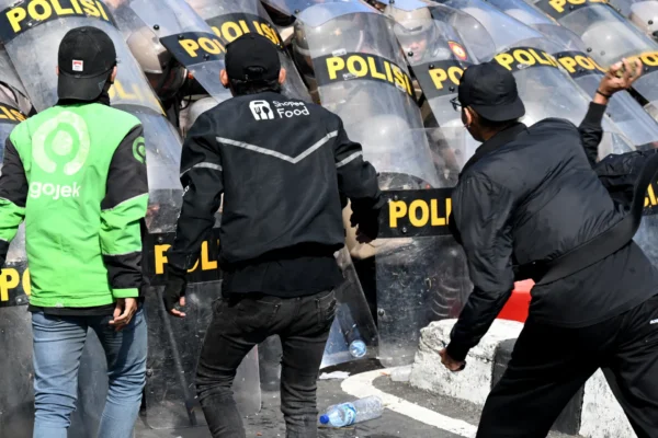 Prabowo dari Indonesia membatalkan kunjungannya ke China akibat protes, sementara TikTok menghentikan siaran langsung.