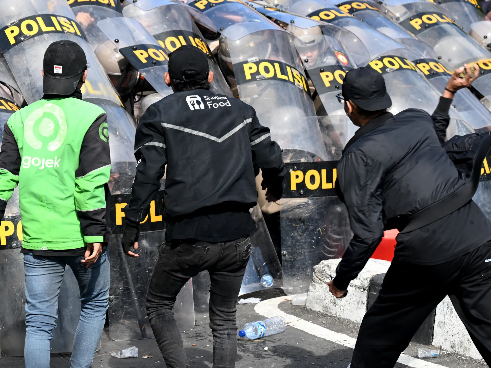 Prabowo dari Indonesia membatalkan kunjungannya ke China akibat protes, sementara TikTok menghentikan siaran langsung.