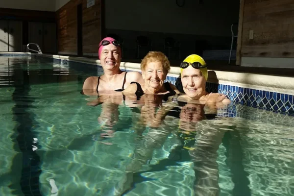 Saya berusia 81 tahun, dan saya masih suka pergi ke gym. Hal itu membantu saya tetap bersosialisasi dan menjaga kesehatan fisik.