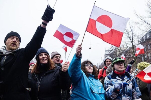 Starmer mengatakan kepada Trump dalam percakapan telepon bahwa rencana untuk memberlakukan tarif atas Greenland 'salah'.