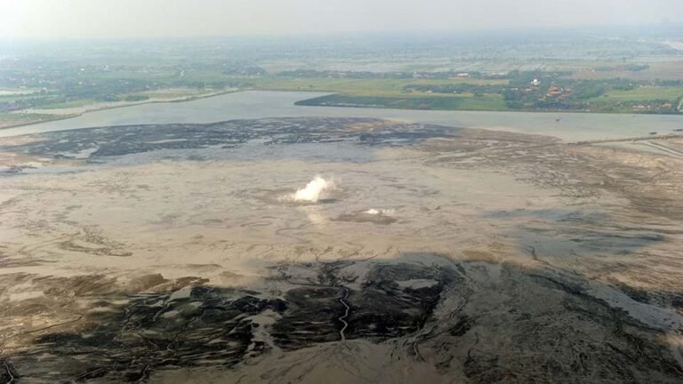 Aliran lumpur panas meletus di sebuah desa di Sumatera Utara, Indonesia, yang kembali memicu kekhawatiran akan terulangnya bencana Lapindo