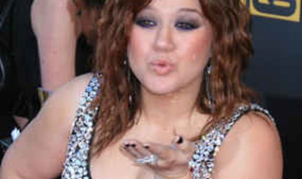 Clarkson mendapat kecaman terkait sponsor dari perusahaan rokok