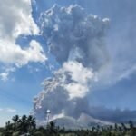 Gunung Lewotobi di Indonesia meletus, memuntahkan abu setinggi 1.000 meter