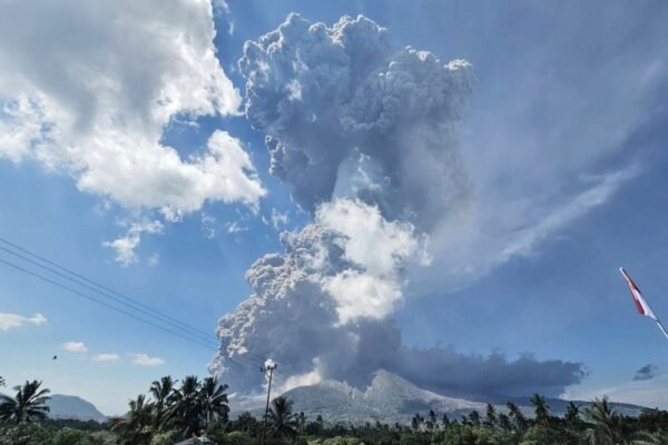 Gunung Lewotobi di Indonesia meletus, memuntahkan abu setinggi 1.000 meter