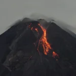 Gunung Merapi meletus di Pulau Jawa, Indonesia