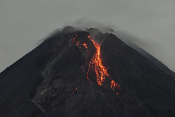 Gunung Merapi meletus di Pulau Jawa, Indonesia