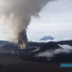 Gunung Semeru di Indonesia Meletus, Memuntahkan Abu Panas