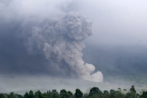 Gunung Semeru di Indonesia meletus, tingkat siaga dinaikkan ke level tertinggi