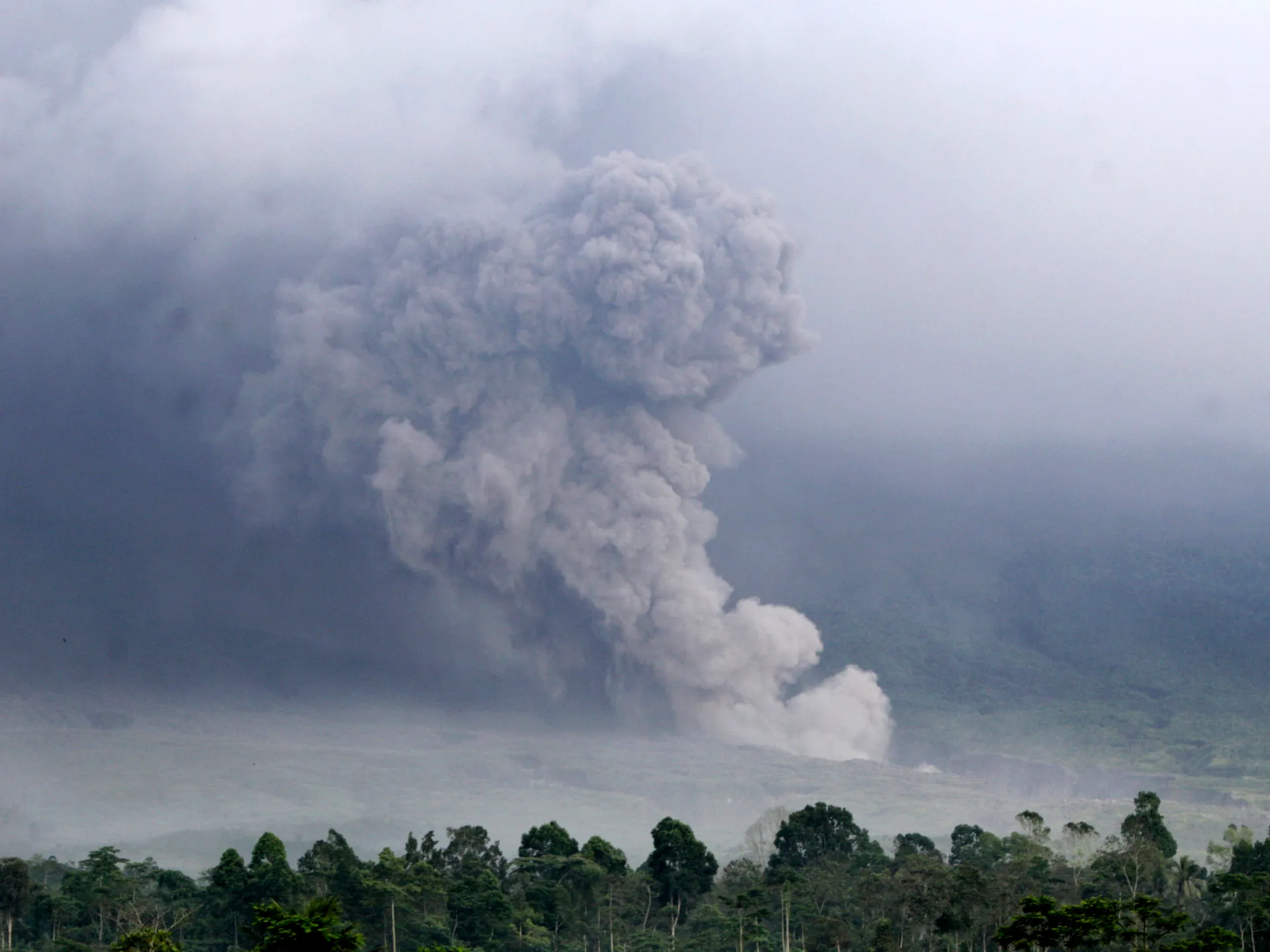 Gunung Semeru di Indonesia meletus, tingkat siaga dinaikkan ke level tertinggi