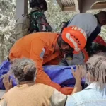 Gunung berapi Lewotobi Laki Laki di Indonesia meletus, menghanguskan rumah-rumah dan menewaskan setidaknya 10 orang di Pulau Flores