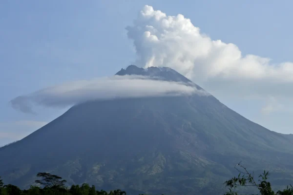 Indonesia: Ratusan orang dievakuasi saat Gunung Merapi memuntahkan awan panas