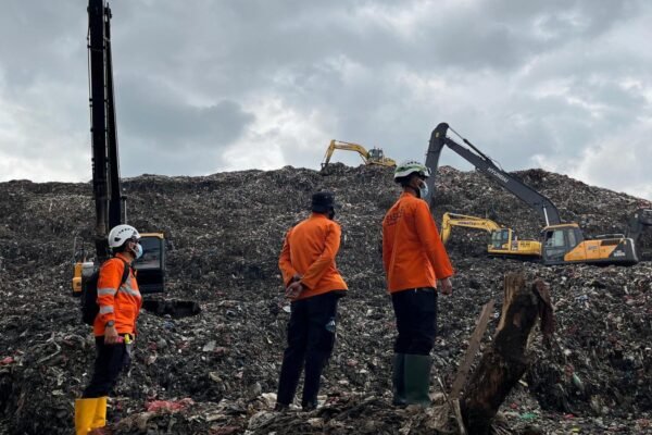 Longsor tumpukan sampah di tempat pembuangan akhir terbesar di Indonesia menewaskan setidaknya 5 orang.