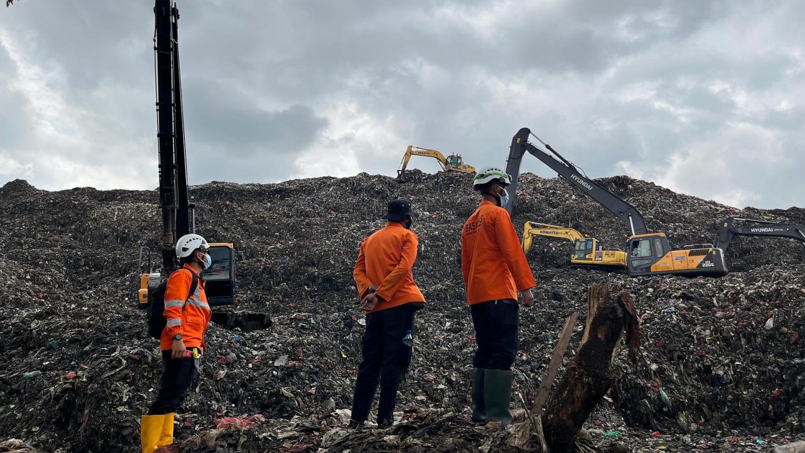 Longsor tumpukan sampah di tempat pembuangan akhir terbesar di Indonesia menewaskan setidaknya 5 orang.